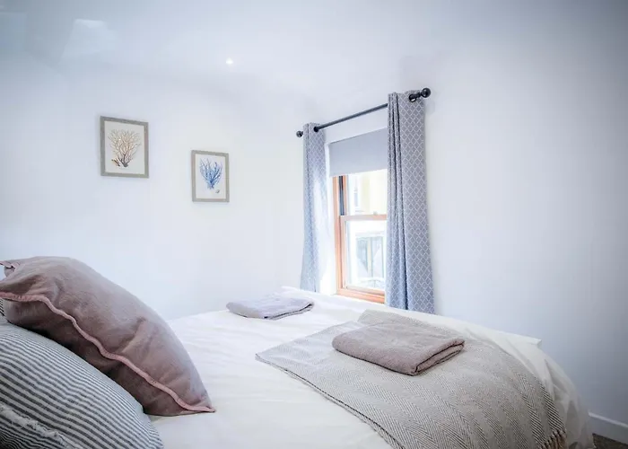 The Cottage - 2 Bedroom Cottage - Tenby
