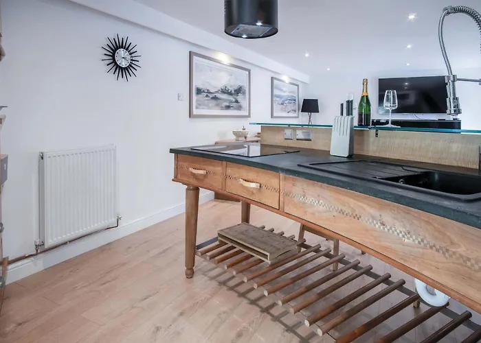 The Cottage - 2 Bedroom Cottage - Tenby