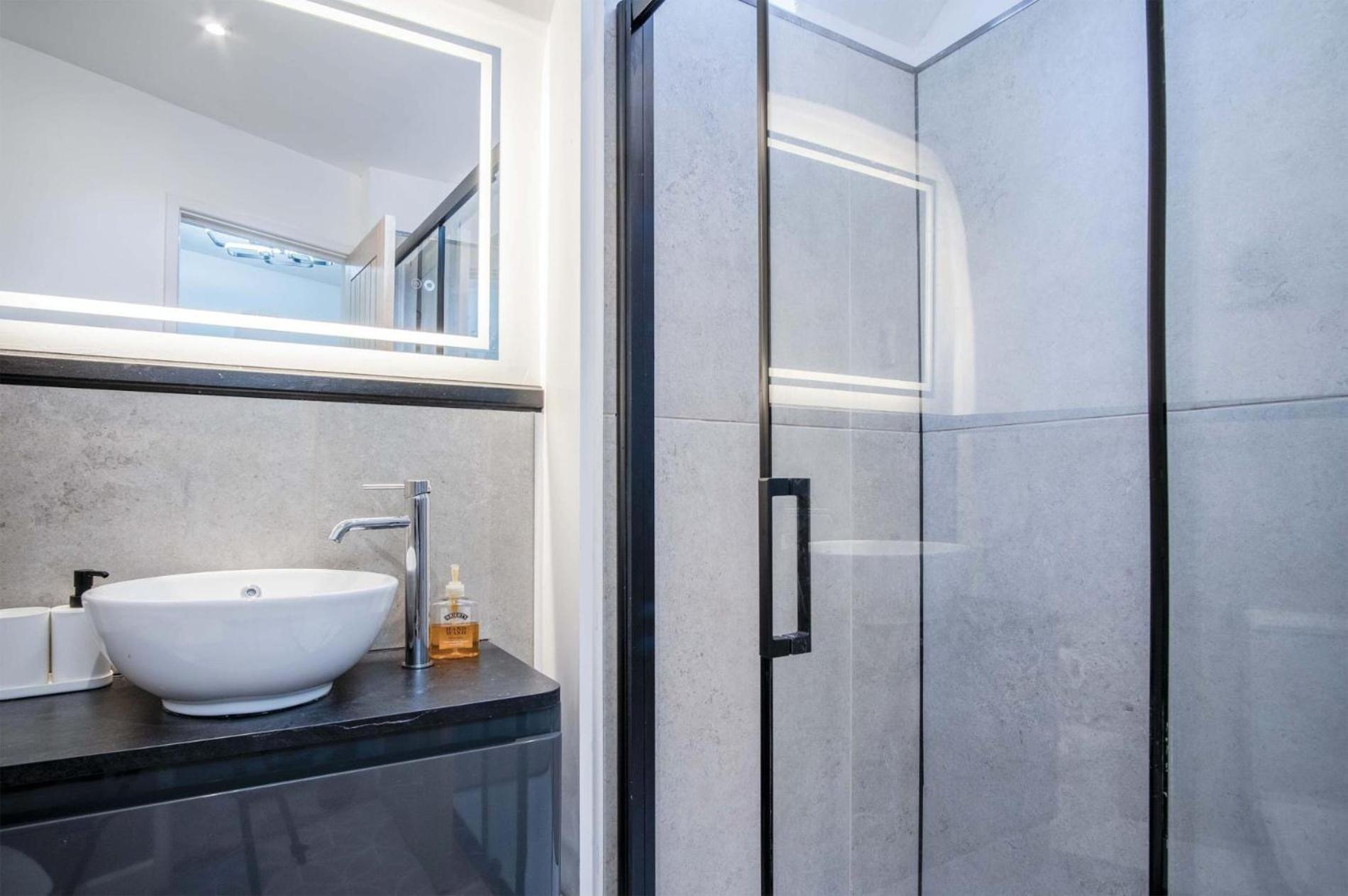 The - 2 Bedroom - * Tenby